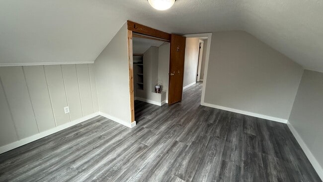 Building Photo - Spacious 3 bed 1 bath, big yard, pets ok, see walkthrough video