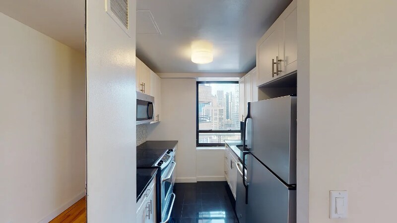 Building Photo - 240 E 47th St
