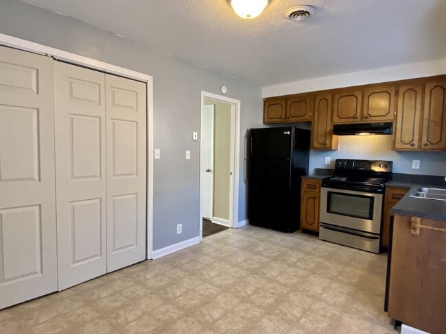 Building Photo - Walk to APSU!! 2 Bed/1.5 Bath! No carpet on main level!