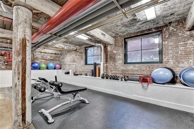 Building Photo - 170 Boulevard SE