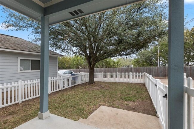 Building Photo - 410 Bandstand Ln