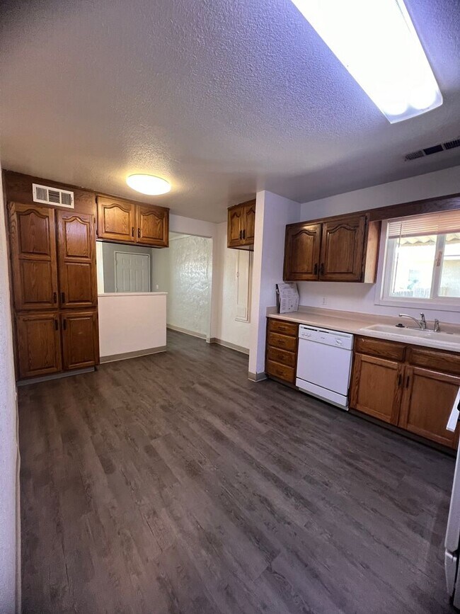 Building Photo - 638 N O St