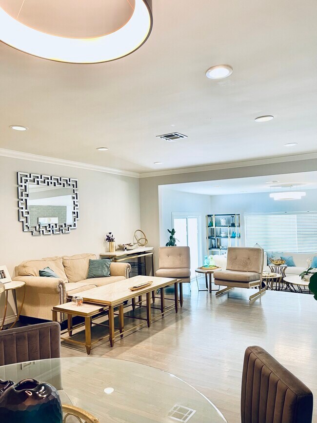 Building Photo - 7236 Oakdale Ave