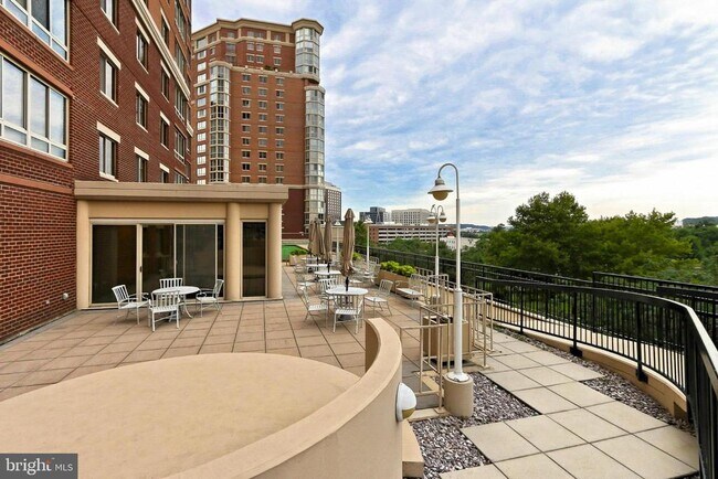 Building Photo - 2151 Jamieson Ave