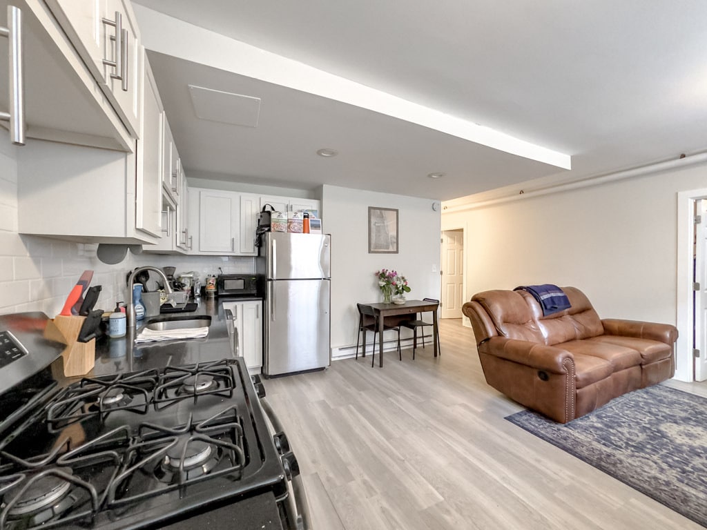 Building Photo - 715 W Roscoe St