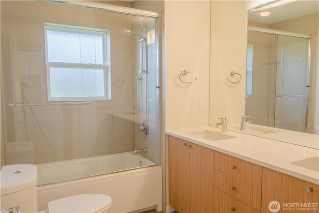 Building Photo - 2bd/1ba Seattle Home