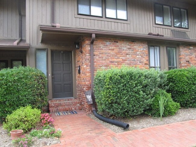 Building Photo - Chapel Hill / The Oaks Townhome