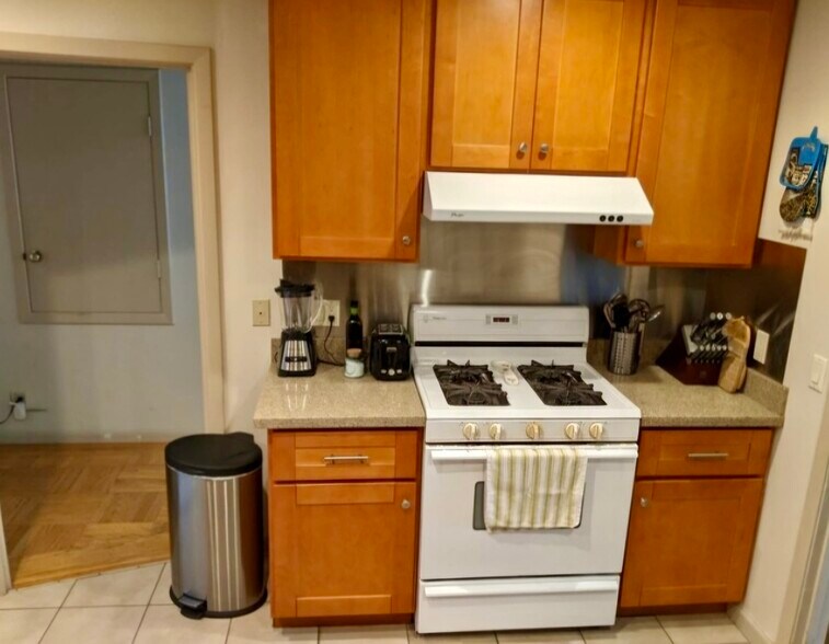 Building Photo - 723 8th Ave