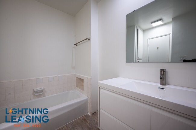 Building Photo - 1203 Kings Rd
