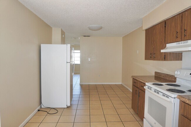 Building Photo - 2571-2575 Elm Ave