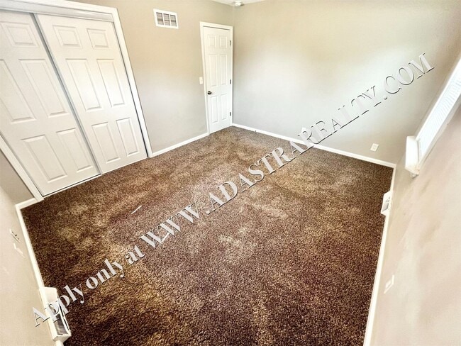 Building Photo - Spacious Shawnee Duplex-Available NOW!!