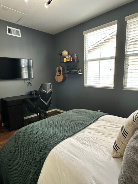 Building Photo - 732 Portside Pl