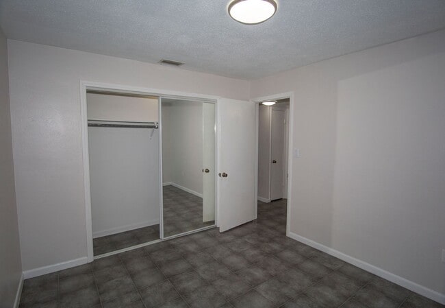 Building Photo - Charming 2/1 duplex with carport near Mill...