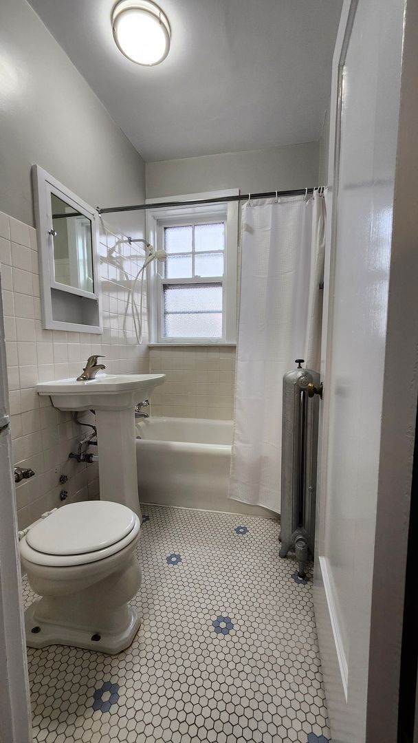Building Photo - Edgewater Studio with Heat & Cooking Gas Included ~ No Security Deposit ~ Cat Friendly!