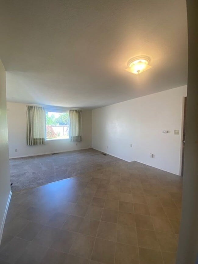 Building Photo - Charming 2 Bedroom Duplex With Fenced Yard...