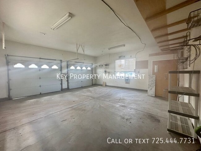 Building Photo - 4 Bed * Tri-Level House on 1+ Acre