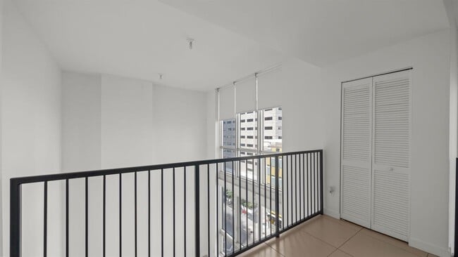 Building Photo - 300 S Biscayne Blvd