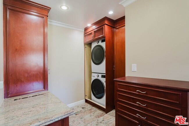 Building Photo - 9047 Riderwood Dr