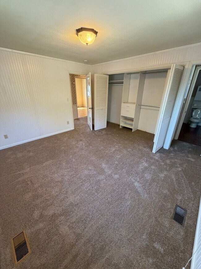Building Photo - 3 Bedroom on Large corner lot!