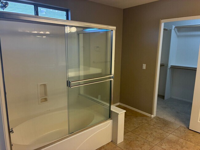 Building Photo - **BEAUTIFUL 3BEDROOM/2BATHROOM HOME LOCATE...
