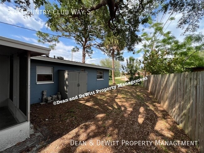 Building Photo - 920 Country Club Way S