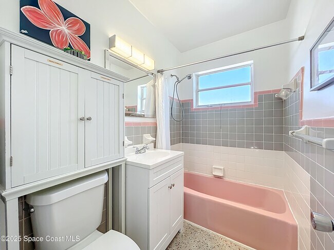 Building Photo - 113 SE 1st St