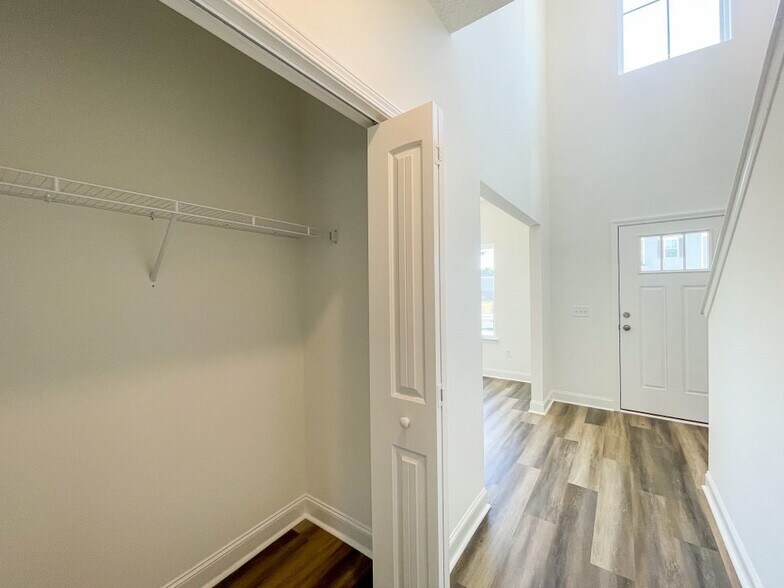 Building Photo - 549 Meloney Dr