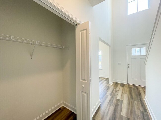Building Photo - 549 Meloney Dr