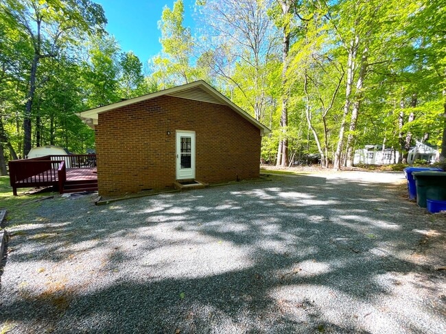 Building Photo - Lovely 3br 2ba home in quiet Chapel Hill neighborhood, walking distance to McDougle Elementary!