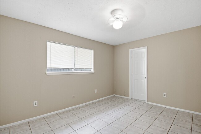 Building Photo - 6122 S Greenpark Dr