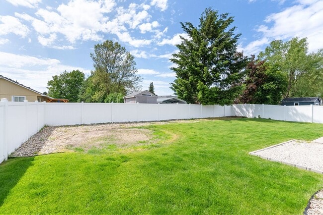 Building Photo - 3 Bedroom Home with a 3 Car Garage in Deer...