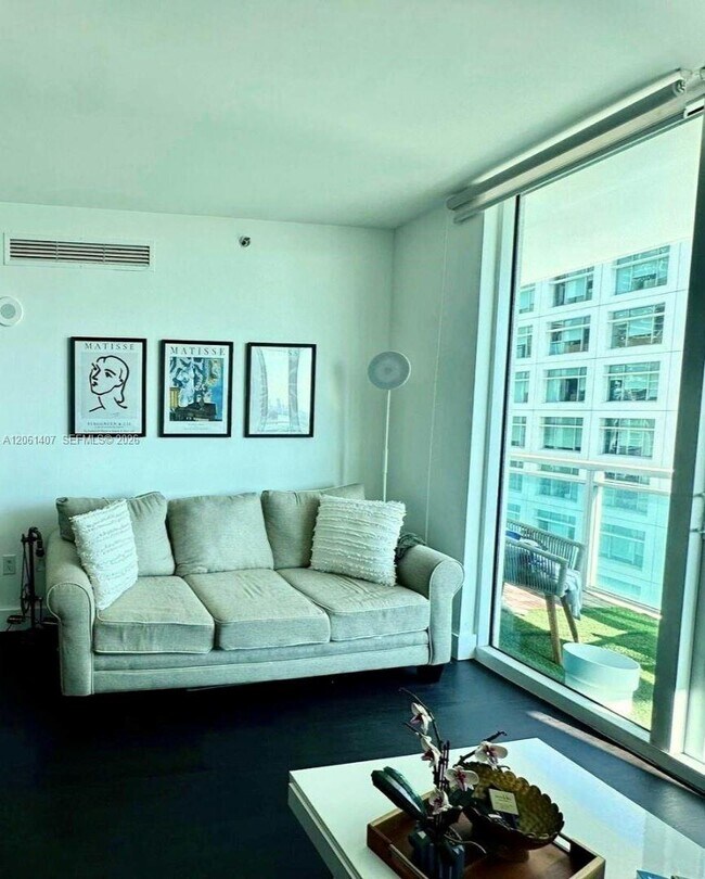 Building Photo - 950 Brickell Bay Dr
