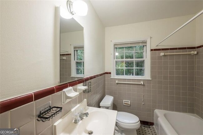 Building Photo - 2293 Vistamont Dr
