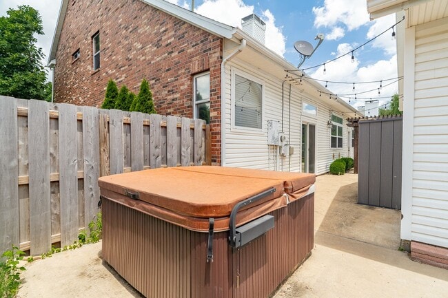 Building Photo - Fabulous & Spacious 4 Bedroom home in Har-Ber Meadows w/bonus room!