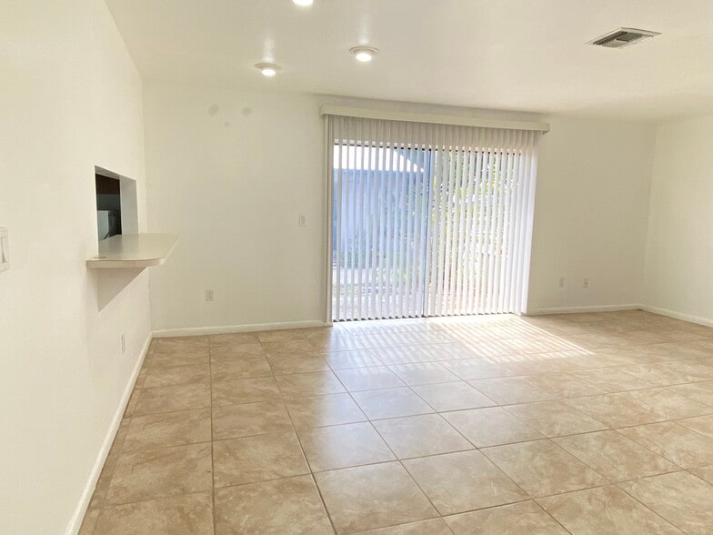 Building Photo - 513 SE 24th Ave