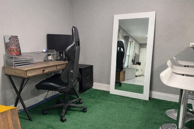 Building Photo - 2450 Ashdale Dr