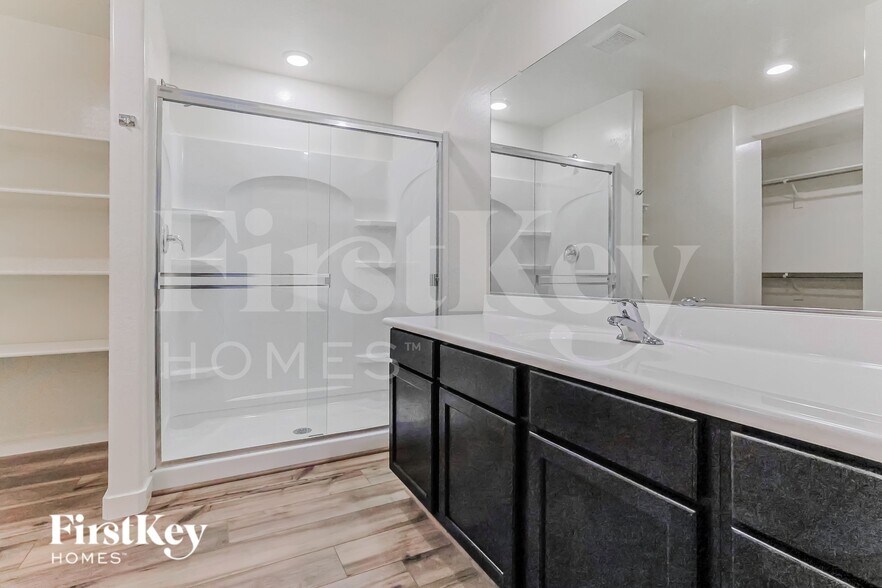 Building Photo - 976 W 20th St