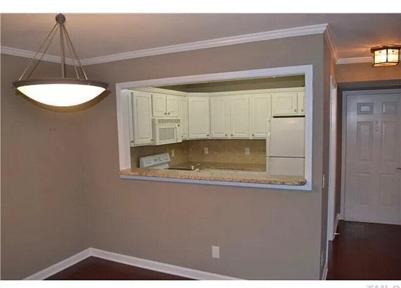 Building Photo - 1221 Westview Ln