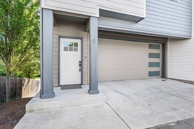 Building Photo - 3309 NE 42nd Pl