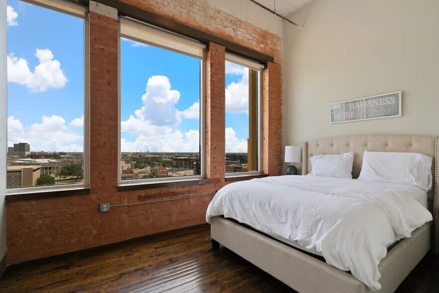 Building Photo - 500 S Ervay St