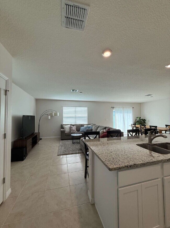 Building Photo - Large 4 Bedroom/2.5 Bathroom Home in Thompson Grove