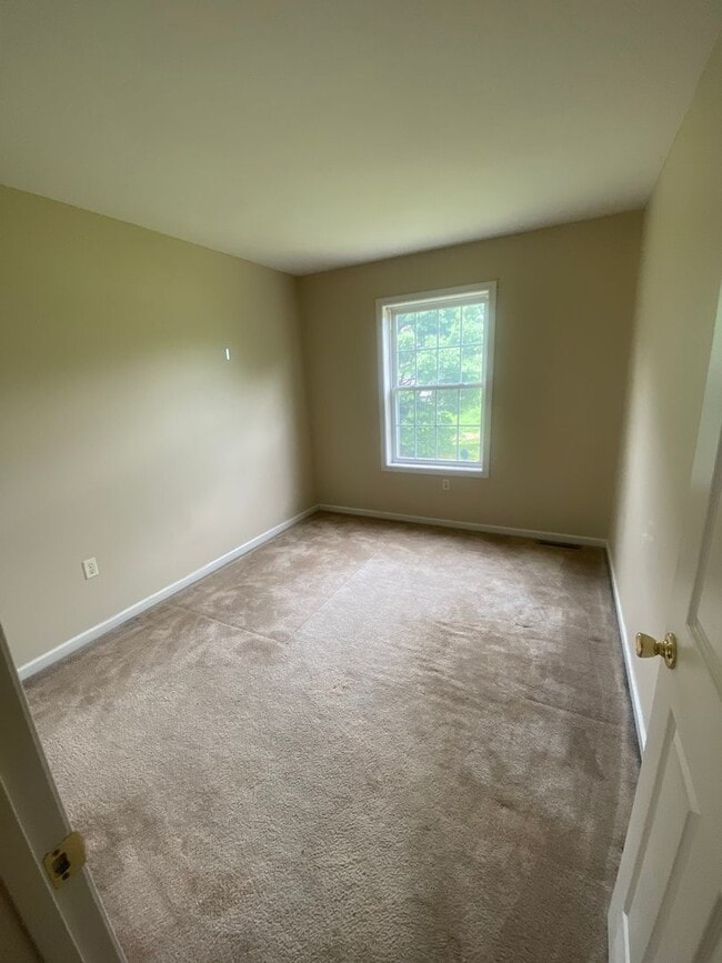 Building Photo - Three Bedroom Townhouse
