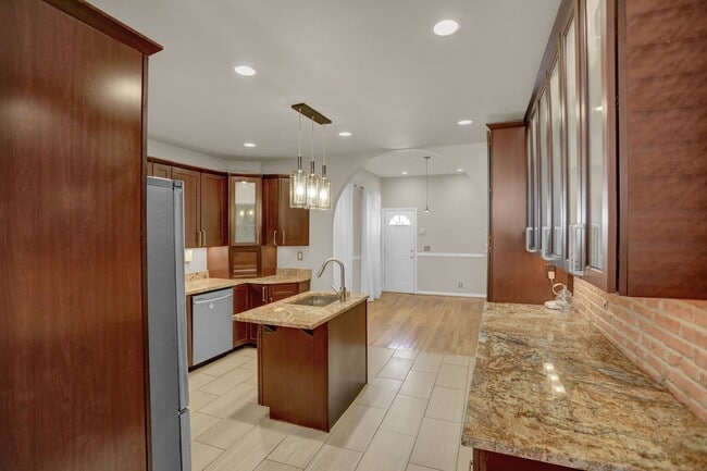 Building Photo - Chic City Living at 2308 E Fairmont Ave!