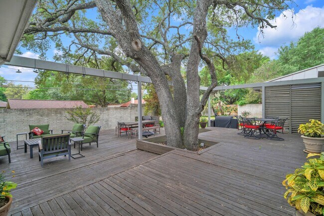 Building Photo - CHARMING 5 BDRM HOME IN CASTLE HILLS!!