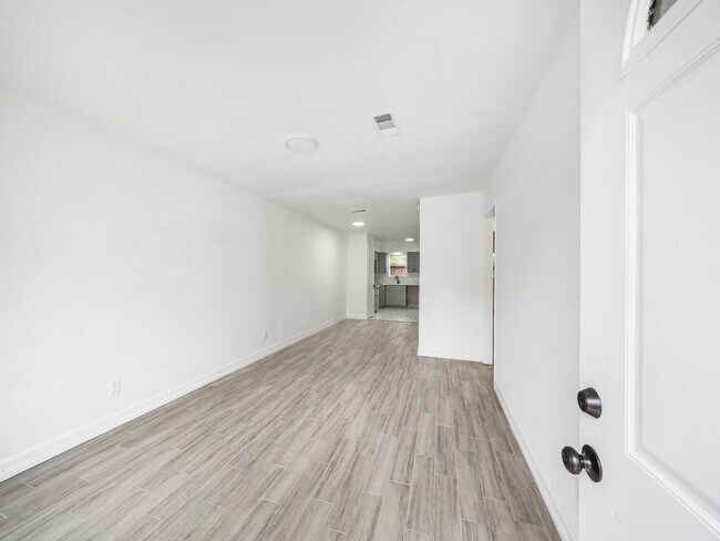 Building Photo - 1610 Crestdale Dr