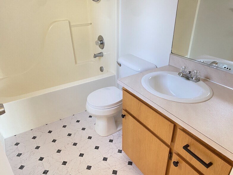 Attached Master Bathroom - 12733 SE 23rd Avenue
