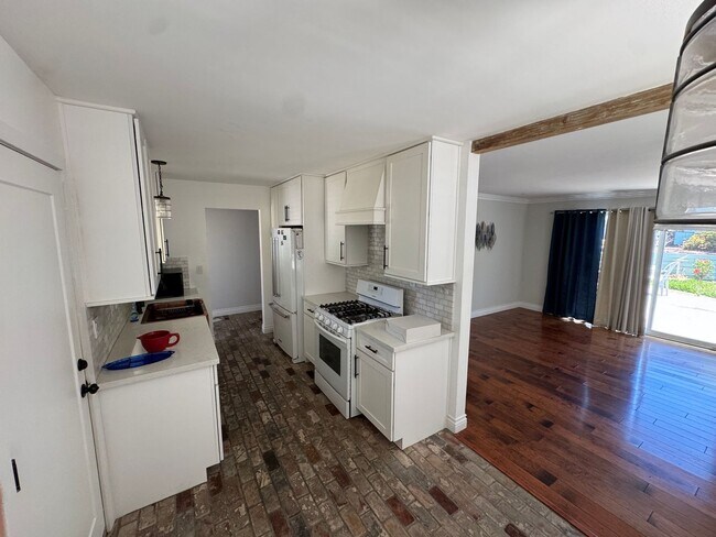 Building Photo - Meticulously Maintained Single-Story Home with Private Pool in Canterbury Village!