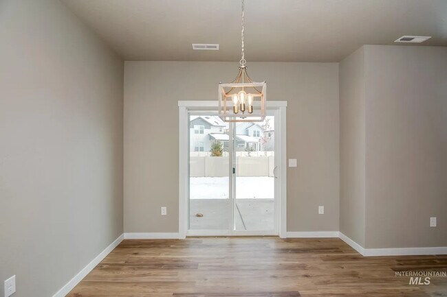 Building Photo - 336 S Calf Crk Ave