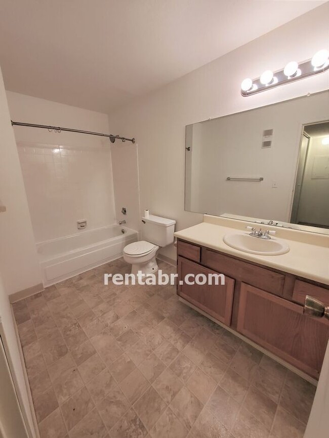 Building Photo - Spacious Snowbird Condo in Lakewood for Re...