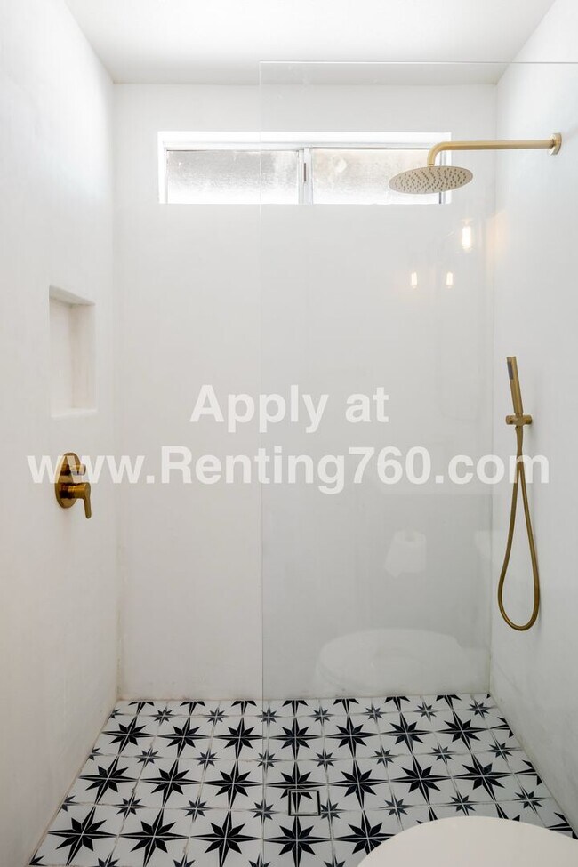 Building Photo - Modern Comfort in Scenic Landers